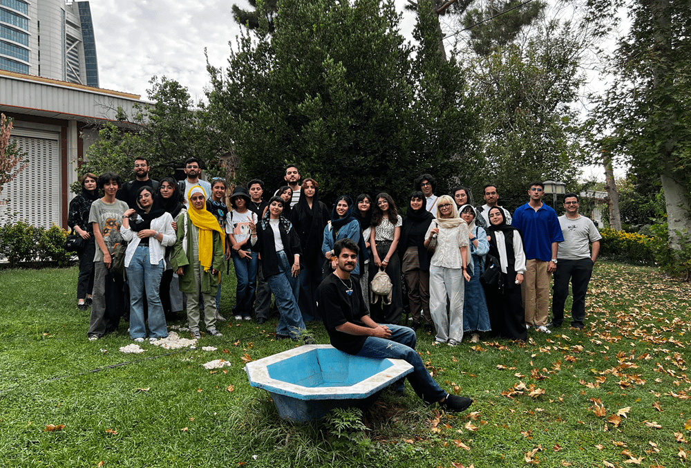 عکس از یک مرد در مقابل پسزمینه شخصیتهای انیمیشنی کمدی و ماجراجویی.