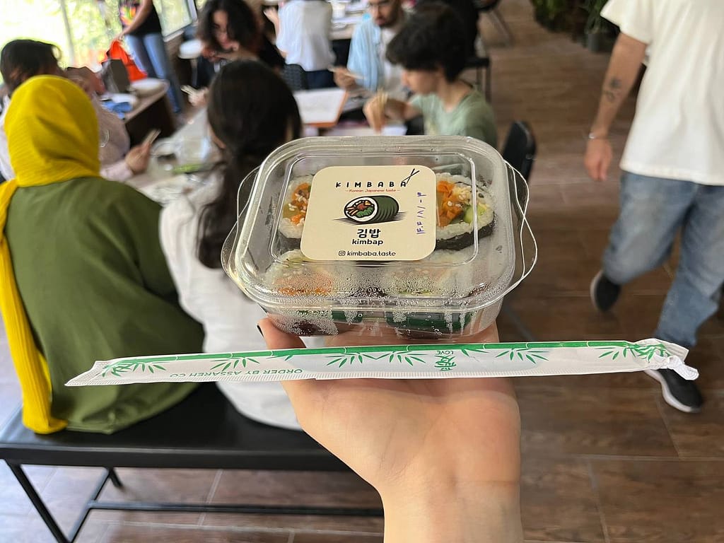 پذیرایی با کیمباب کرهای در دورهمی مانگا در کافه آسیا