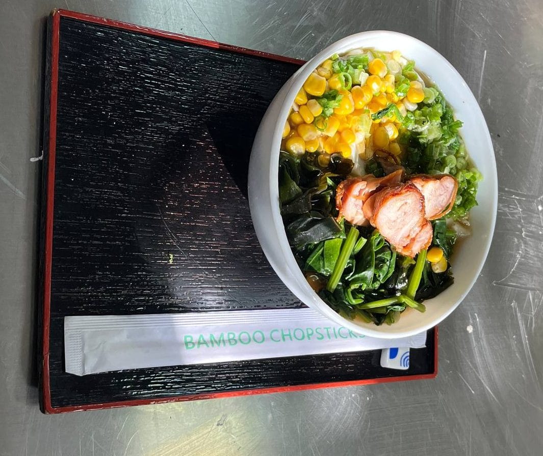 طرز تهیه رامن ژاپنی در کارگاه آشپزی در کافه آسیا