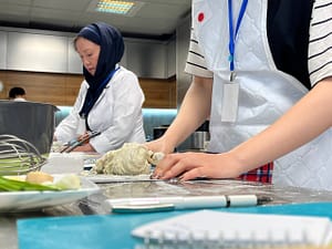 طرز تهیه دامپلینگ یا گیوزا ژآپنی در کارگاه آشپزی ژاپنی کافه آسیا