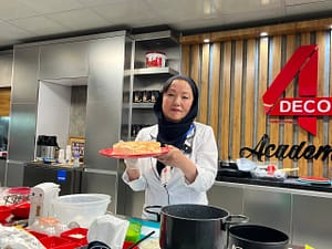 سرآشپز کارگاه آشپزی ژآپنی چیزکیک و گیوزا کافه آسیا