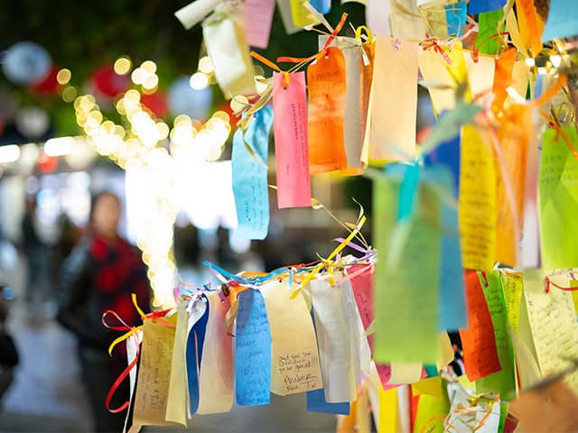 پوشش سنتی آسیایی در اثر هنری چینی، زنان در حاشیه دریا، نقاشی تاریخی ژاپنی، سفر و دیدن مناظر طبیعی، هنر و فرهنگ آسیایی.