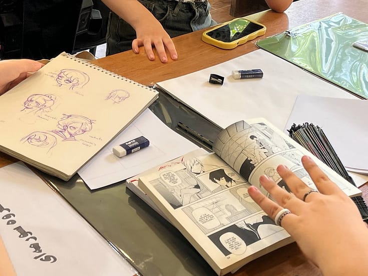 عکس از یک مرد در مقابل پسزمینه شخصیتهای انیمیشنی کمدی و ماجراجویی.