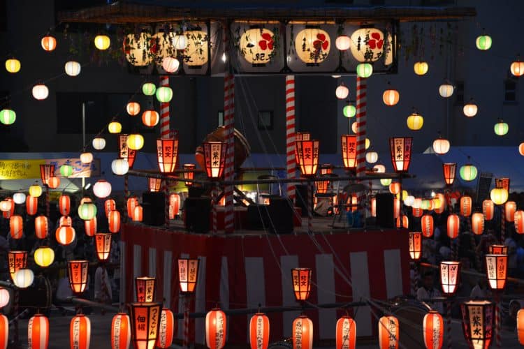 پوشش سنتی آسیایی در اثر هنری چینی، زنان در حاشیه دریا، نقاشی تاریخی ژاپنی، سفر و دیدن مناظر طبیعی، هنر و فرهنگ آسیایی.
